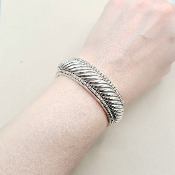 Elegant Silver Cuff Bracelet - Picture 9 of 10